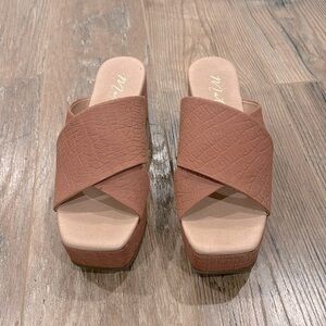 Matisse Holden Rose platform wedge size 9.